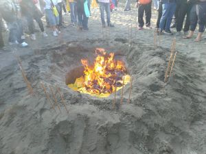 ▲眾人在漁光島香窟參拜（圖／安平開台天后宮提供）