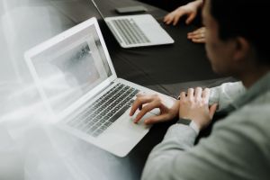 職場運勢差的人,可以透過「開運晶石」,吸引貴人相助。(示意圖/取自unsplash) ▲原PO分享一位被公司洗腦20年的老員工說的一句話,讓他聽了覺得是「職場上最噁心的一句話」,貼文一出,全場爆共鳴。(示意圖,圖中人物與當事者無關/取自unsplash)