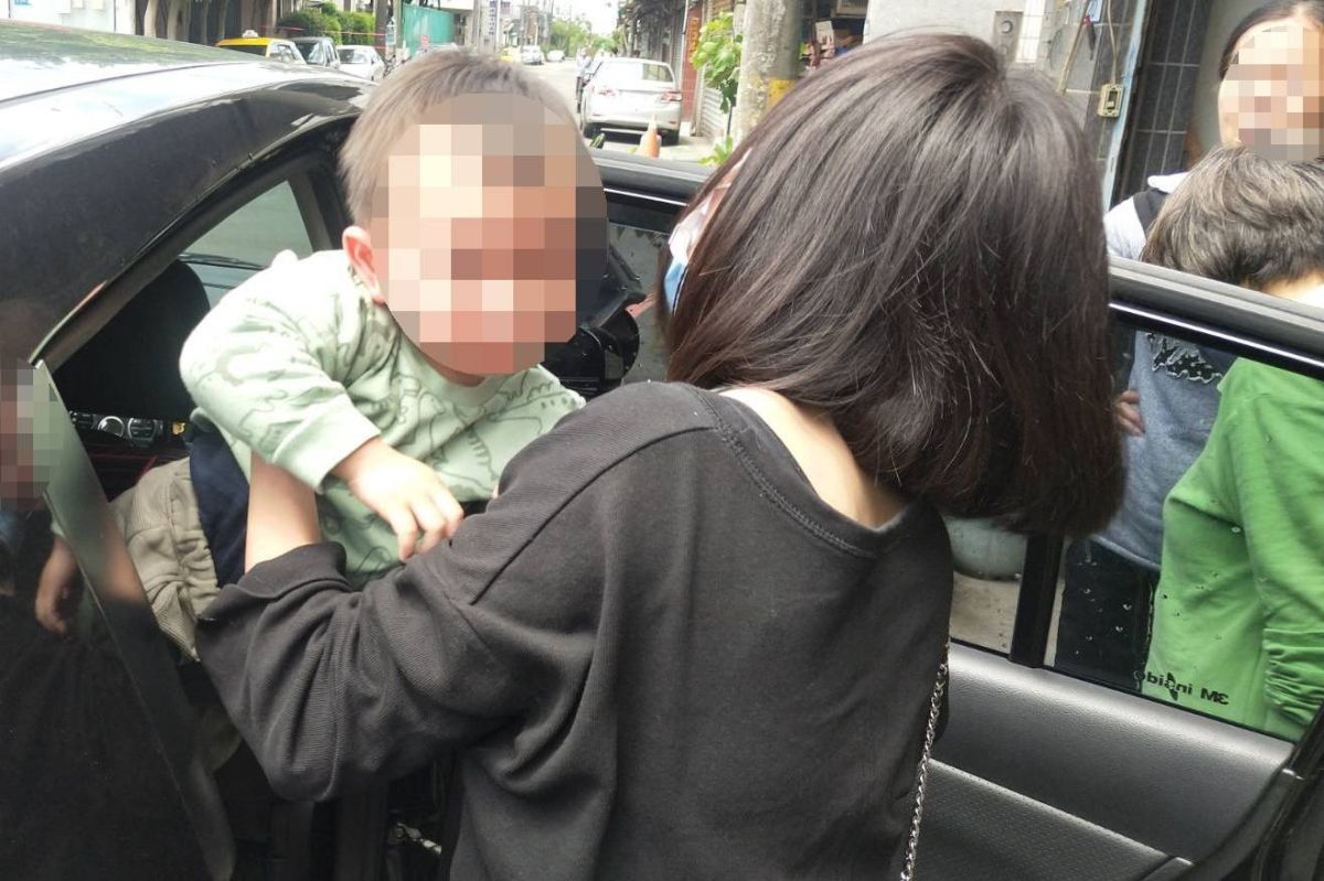 ▲1歲男童受困車中急壞媽媽，所幸警員及時找來鎖匠開鎖，將男童順利救出。（圖／記者李春台翻攝）