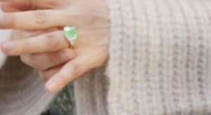 ▲珍妮佛洛佩茲手上戴著綠色鑽戒。（圖／翻攝珍妮佛洛培茲網站）
