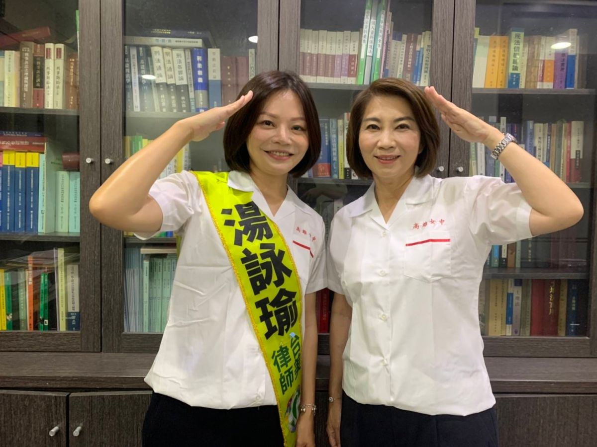 ▲周春米與湯詠瑜今天特地穿上雄女制服一起聲援，希望學妹能與她一起為為台灣民主以及地方建設上共同前進。（圖／邁向過半大聯盟提供）