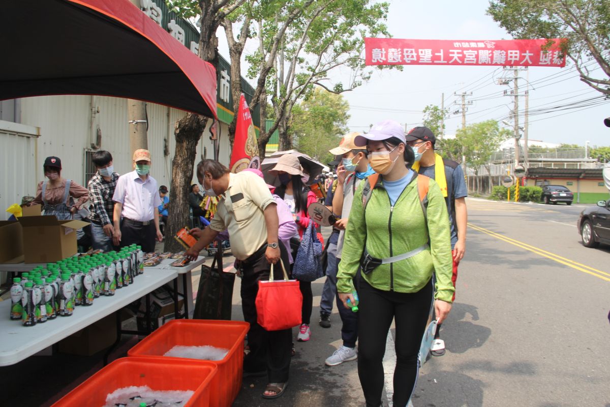 ▲超市首創！楓康超市與大甲媽遶境一年一會，今年又在王田總部設香案與點心站恭迎天上聖母聖駕。（圖／楓康超市提供