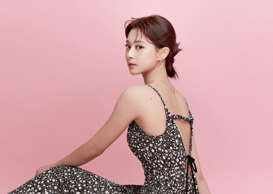 ▲周子瑜接新任務，雪白嫩肌難得見客。（圖／zooc IG）