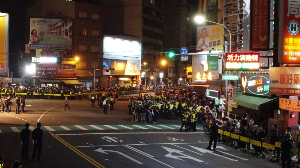 ▲大甲媽遶境抵達「一級戰區」民生路地下道，原本沒有發生衝突，直到白狼張安樂現身，才打破和平的氣氛。（圖／翻攝爆廢公社）