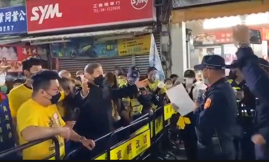 ▲「白狼」張安樂疑帶隊搶轎，彰化警分局長王國峯（右）與張安樂在現場互嗆。（圖／彰化分局提供）