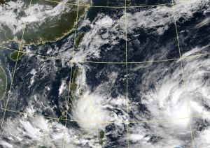 ▲第一號颱風馬勒卡未來將逐漸北轉遠離，目前在菲律賓東方海面上第二號颱風梅姬，將與馬勒卡產生藤原效應。（圖／翻攝中央氣象局官網）