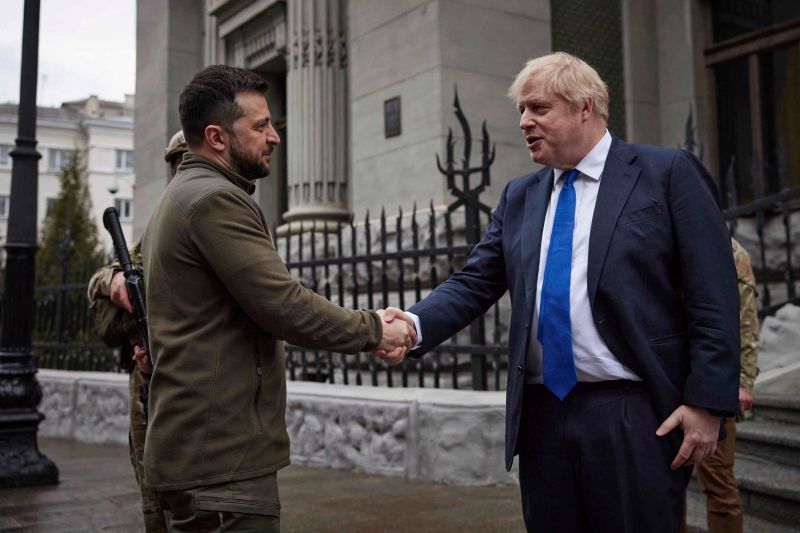▲英國首相強生（Boris Johnson）在未公布行程下，突然造訪烏克蘭首都基輔並與總統澤倫斯基會面，對外宣布將進行新一波的軍事援助。（圖／美聯社／達志影像）
