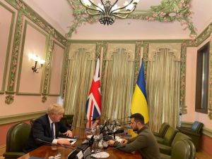 ▲英國首相強生（前右）9日突然抵烏克蘭首都基輔訪問，並與烏克蘭總統澤倫斯基（前左）會談。（圖／取自推特@IAPonomarenko）