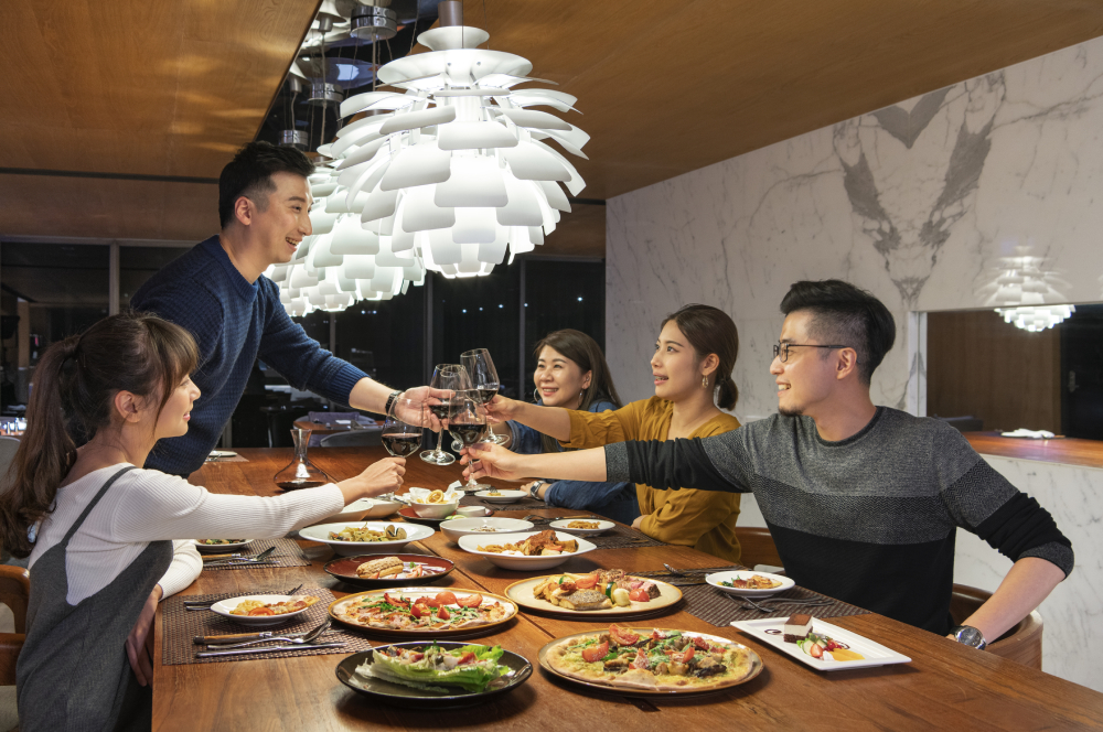 ▲五倍券晚鳥倒數放大手中的優惠！不只愛買量販剛祭出大小家電加碼「200元換2000元」，家樂福也加碼「不限面額」週週抽iPhone13。台北敦南慕軒飯店慶祝八週年推出感謝祭，到餐廳或酒吧消費不限面額「滿500元送500元」餐飲抵用券，GUSTOSO義大利餐廳尋找「4月壽星同桌用餐最高享75折優惠」。（圖／慕軒飯店提供）