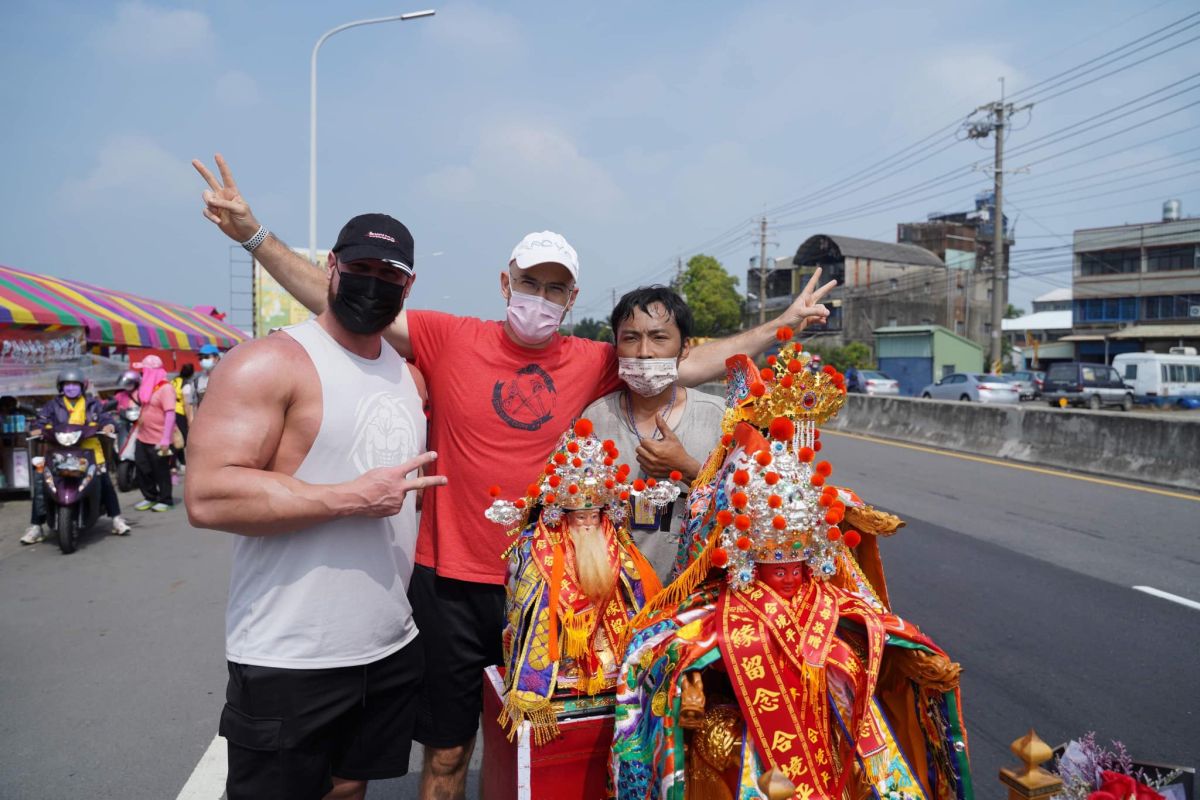 ▲吳鳳（中）分享參與媽祖遶境扛轎後，人生帶來的轉變。（圖／翻攝吳鳳臉書）