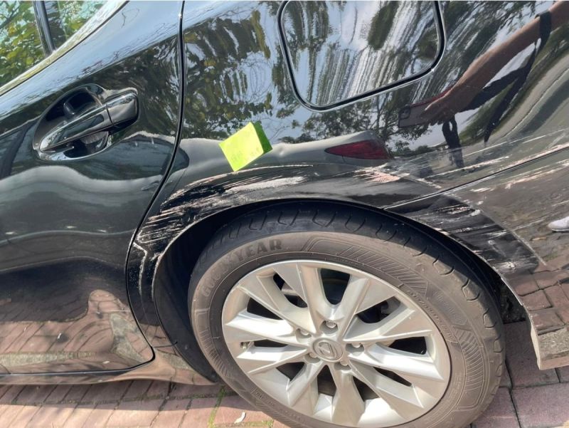 愛車遭擦撞全刮痕!兇手秒落跑 「一張紙條」逆轉感動她