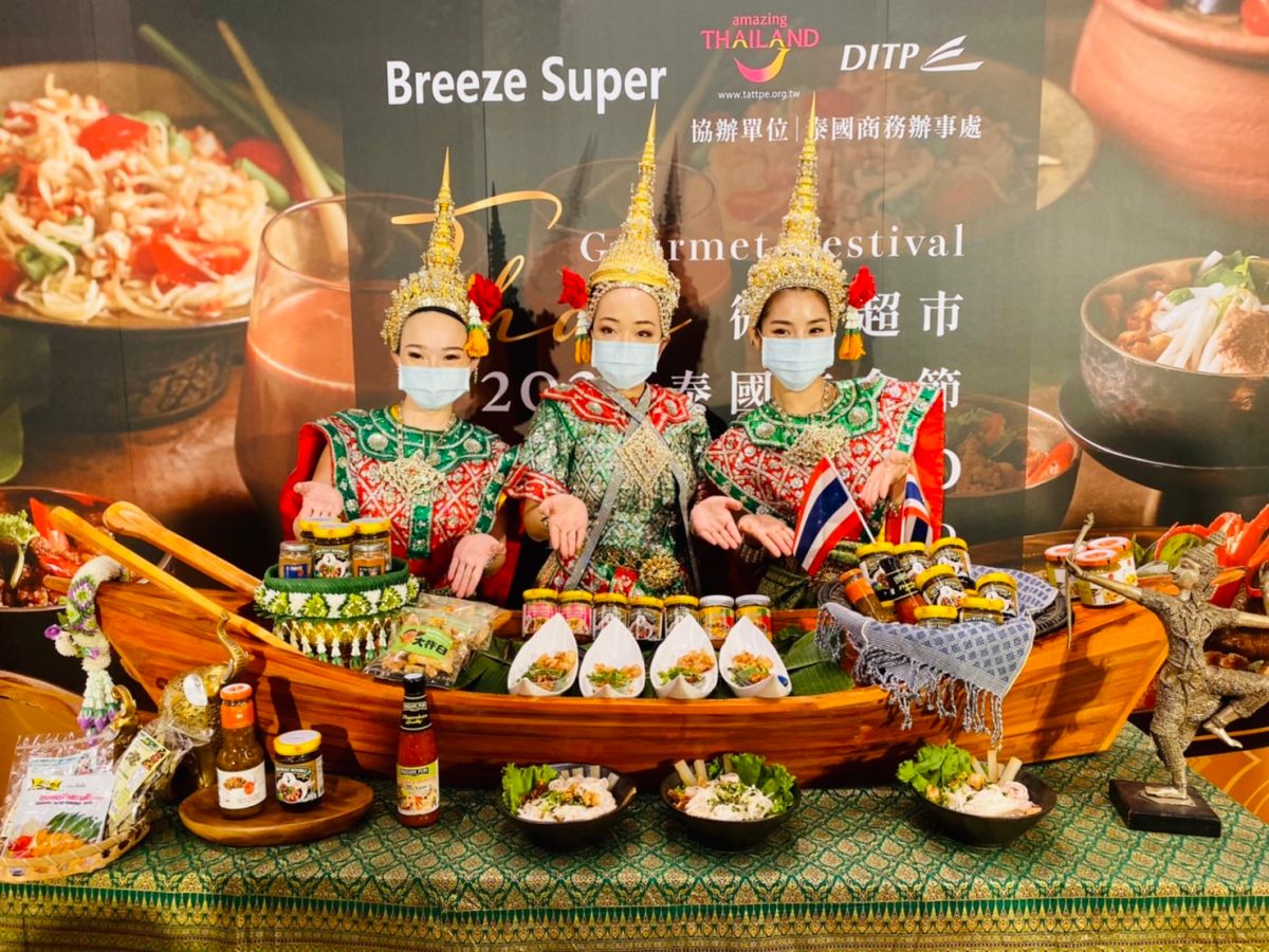 ▲Breeze Super微風超市今年與泰國商務處獨家舉辦「泰國美食節」，4/7～4/20引進超過百種泰國料理及食品，道地酸辣海鮮湯及船麵通通靠「醬料」簡單搞定，連打拋葉、香茅等新鮮香料及鮮切榴槤、椰子都買得到，更有限定手作料理泰式海鮮沙拉、打拋豬及經典綠咖哩供外帶。（圖／記者蕭涵云攝）