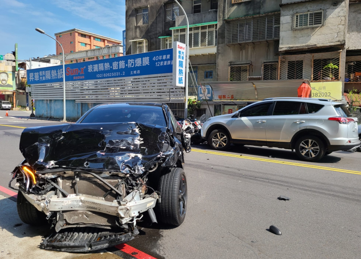 ▲新北市土城區10日上午發生一起違規左轉車禍。（圖／翻攝自我是土城人我愛土城區）