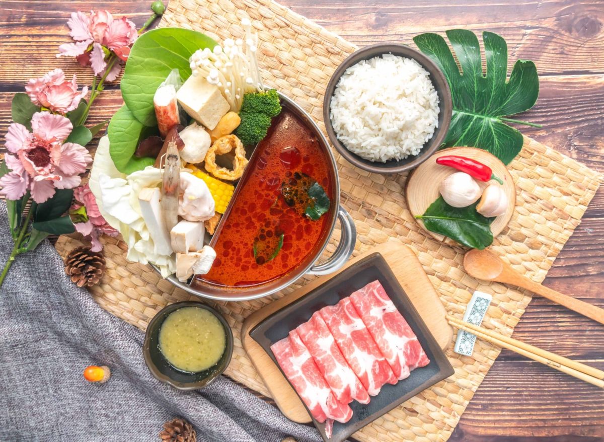 ▲適逢4/13～4/15泰國潑水節，藍象廷泰式火鍋在新光三越台北站前店，打造北區獨家「吃到飽」形式，開幕前5天限額2人同行1人免費，等於平日最低只要429元，即享泰式火鍋吃到飽「買1送1」優惠（圖／翻攝自藍象廷泰鍋FB）