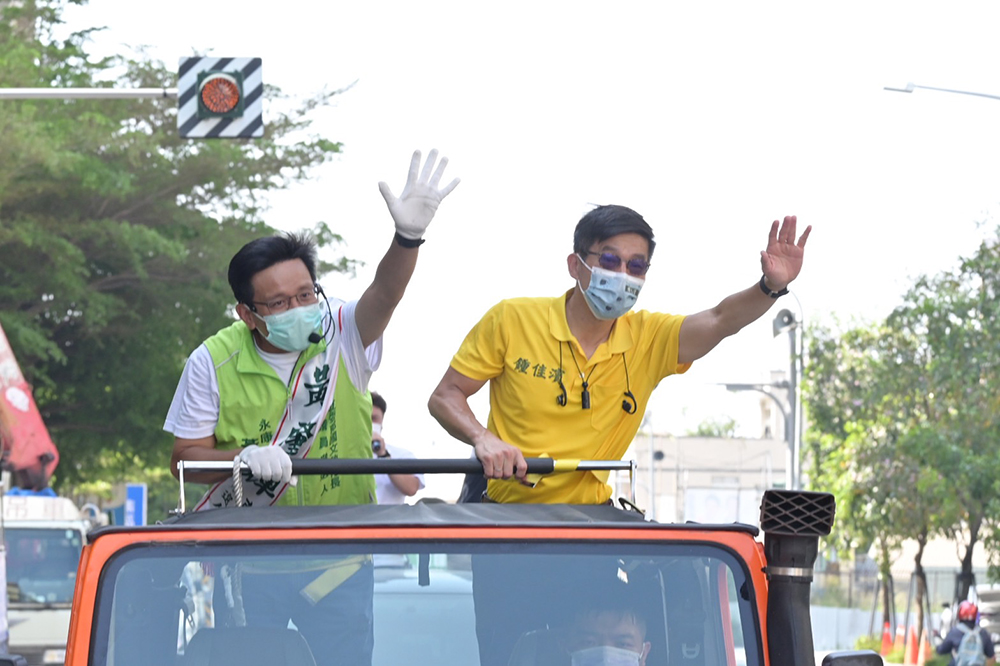 ▲立委鍾佳濱(右)與永康區市議員參選人黃肇輝沿街拜票，情義相挺（圖／黃肇輝提供）