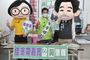 黃肇輝與大型人偶辣台妹(左)、台灣隊,期許自己搶下永康第3席 ▲黃肇輝與大型人偶辣台妹(左)、台灣隊,期許自己搶下永康第3席(圖/黃肇輝提供)