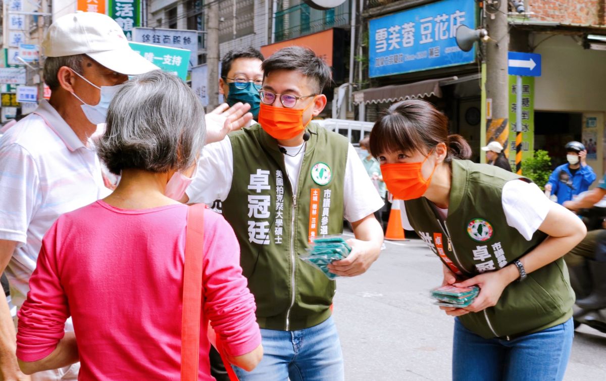 ▲卓冠廷與洪慈庸夫婦合體掃街，人氣爆棚。（圖／卓冠廷辦公室提供）