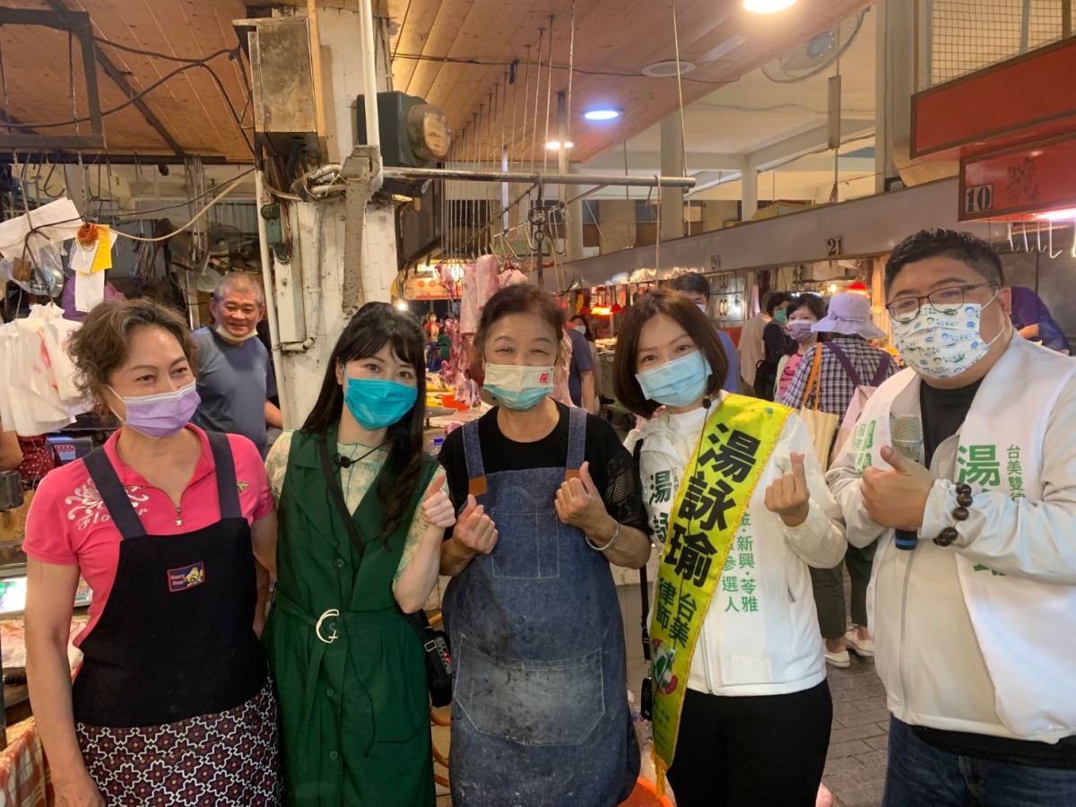 ▲立法委員高嘉瑜、蔡易餘今天特別南下高雄，為他們台大法律系學姊，前金、新興、苓雅區市議員參選人湯詠瑜律師加油。(圖／邁向過半大聯盟提供)