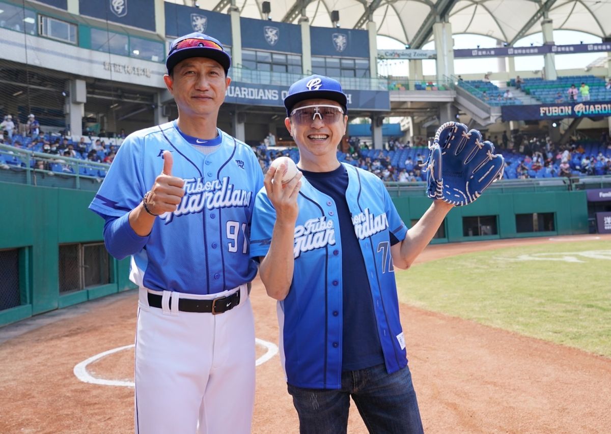 ▲富邦邀請音樂頑童庾澄慶開球，與丘昌榮總教練相見歡。（圖/富邦悍將提供）