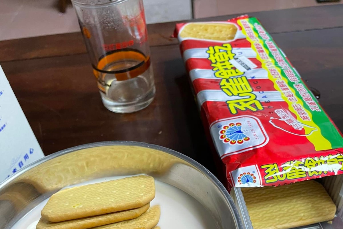 ▲孔雀餅乾沾牛奶是網友心目中最經典的組合，而他豪邁的吃法則讓眾人笑翻：「好失控」。 （圖／臉書社團《爆廢公社公開版》）