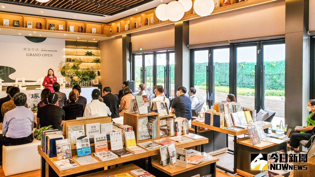 ▲「書是生活」結合咖啡廳、書籍、藝文展覽、講座，遴選與生活相關的書籍，提供宛如「家」的閱讀氛圍。（圖／記者陳美嘉攝）