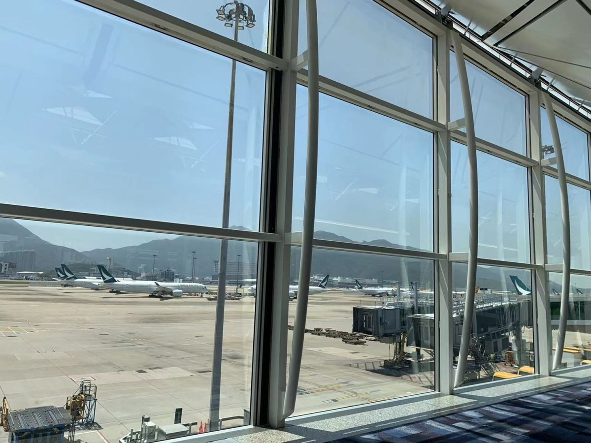 ▲受香港嚴峻疫情與禁飛令影響，香港國際機場如今不僅只剩零星班機抵港，就連乘客也幾乎都被「清零」，現場看起來相當冷清。（圖／讀者提供）