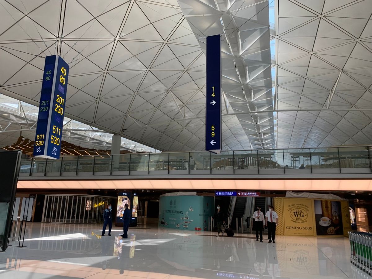 ▲中共總書記習近平下令毫不動搖堅持「動態清零」後，中國國家移民管理局10日強調，要嚴格執行從嚴從緊的出入境政策，從嚴限制中國公民非必要出境活動，嚴格出入境證件審批簽發。圖為香港機場（圖／讀者提供）
