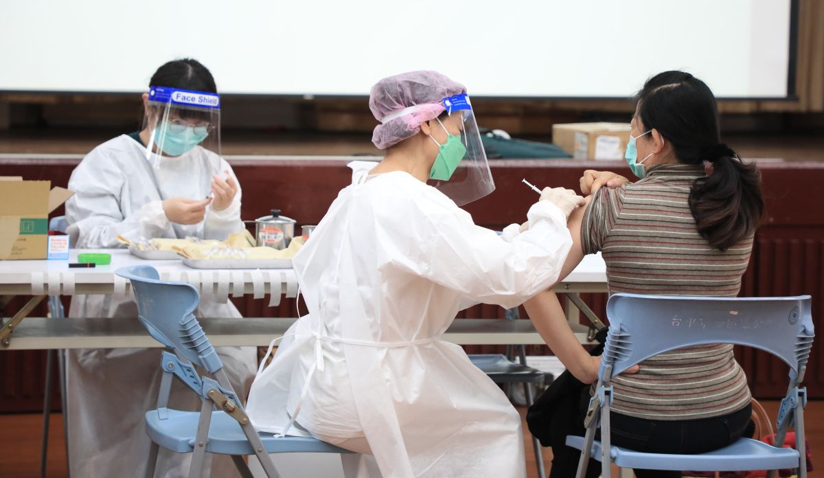 ▲台中市宣佈將增開快打站，於假日為青壯人口施打第3劑疫苗。（圖／台中市政府提供，2022.04.10）