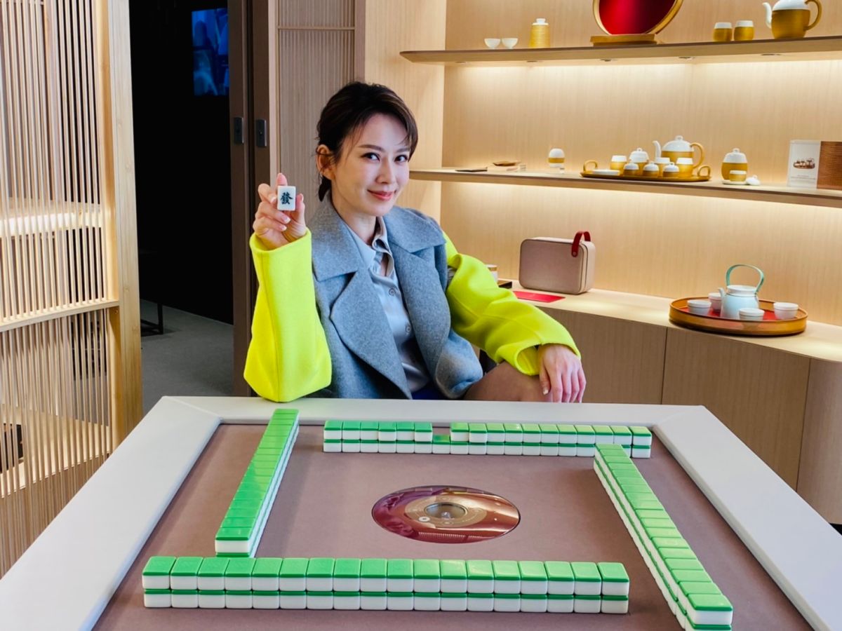 ▲東方愛馬仕「SHANG XIA 上下」於BELLAVITA寶麗廣塲盛大開幕，Melody穿著鮮豔撞色套裝辣秀美腿，現場示範茶藝、優雅品茗，但心中念念不忘的是發揚國粹、忍不住要說上三次的全自動麻將桌，雖然要價58萬，她笑稱為了認真「宅防疫」好需要入手。（圖／記者蕭涵云攝）