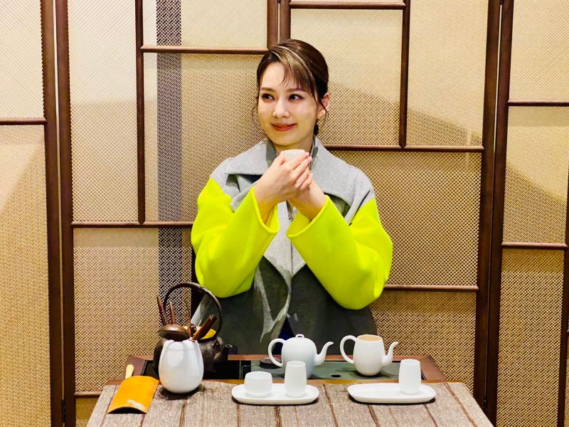 ▲Melody認真以正確手勢示範茶道品茗。（圖／記者蕭涵云攝）