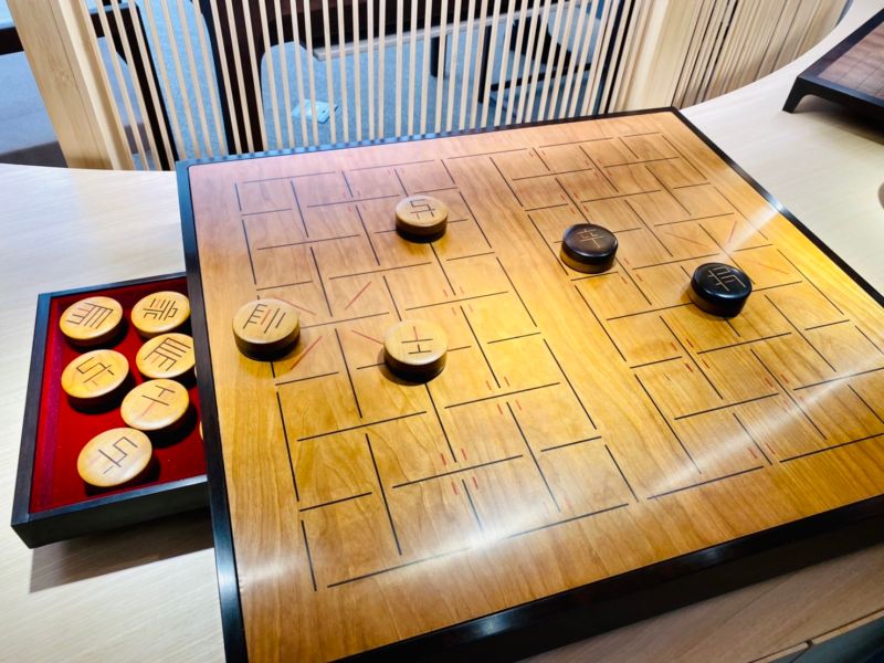 ▲木製象棋組。（圖／記者蕭涵云攝）