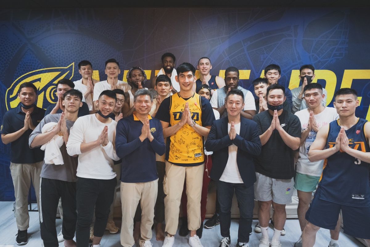 ▲新北中信特攻籃球隊亞洲外援球員查拉帝，即將回到泰國加入國家隊，中信特攻球團也在今日賽後為Ohm舉辦簡單但溫馨的壯行儀式。（圖／中信提供）