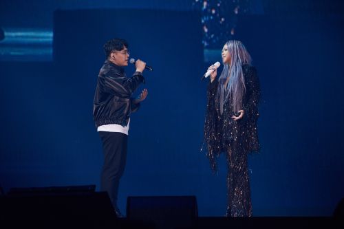 阿妹演唱會的素人嘉賓吳鎮安媽媽,竟然是她30年前的五燈獎對手。(圖/聲動娛樂提供) ▲阿妹演唱會的素人嘉賓吳鎮安媽媽,竟然是她30年前的五燈獎對手。(圖/聲動娛樂提供)