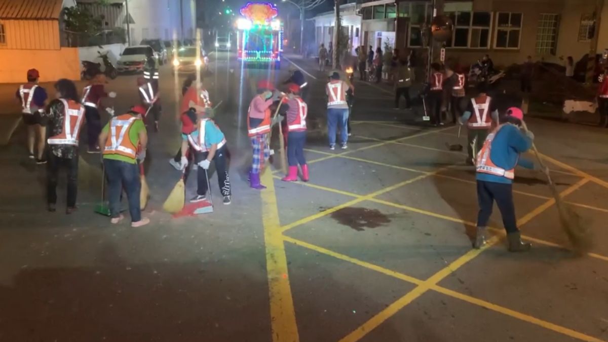 ▲他拍下廟會活動結束後，清潔人員清掃的畫面，獲得大家掌聲。（圖／爆廢公社）