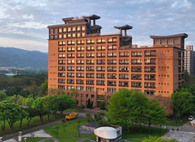 ▲位在新北市三峽的國立臺北大學8日有2位學生確診，按照規定將停課10天，不過校方卻宣布在11日恢復實體授課，引發許多學生不滿（圖／翻攝北大臉書）