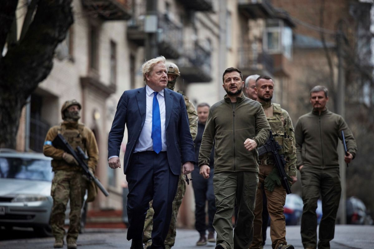 ▲英國首相強生近日從波蘭乘坐火車到基輔會見烏克蘭總統澤倫斯基（Volodymyr Zelensky）時，稱讚烏克蘭鐵路員工在與俄羅斯的戰爭期間展現了韌性。（圖／美聯社／達志影像）