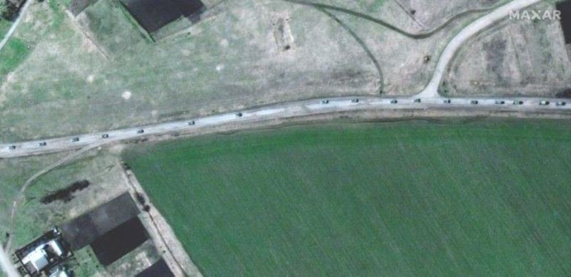 ▲馬薩爾科技公司的最新衛星影像顯示，一列將近13公里長的俄軍車隊正前往烏東。（圖／翻攝自推特）