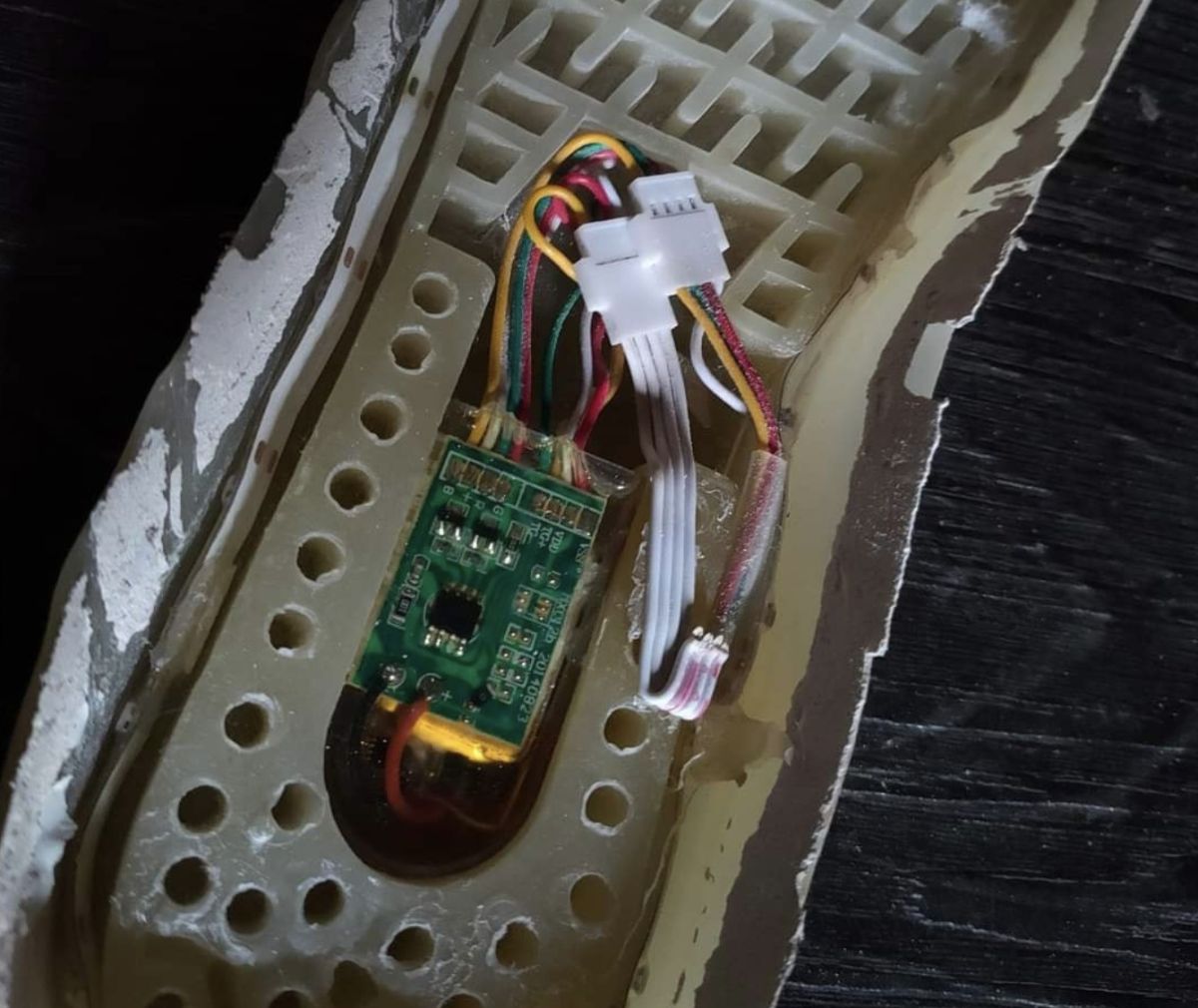 ▲網友分享自己的鞋底竟然露出奇怪的機關，讓他傻眼表示「我是不是被追蹤地位了？」（圖/爆廢公社公開版）