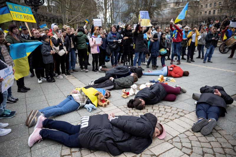 ▲挺俄人士10日在德國法蘭克福（Frankfurt）與漢諾威（Hanover）兩地示威，但烏克蘭支持者傾巢而出，把挺俄示威者的聲勢給壓了下去。（圖／美聯社／達志影像）
