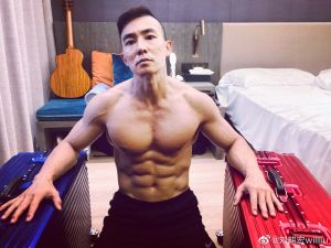 ▲劉畊宏(右三)帶著王婉霏和小孩們移居上海。(圖/翻攝劉畊宏微博) ▲劉畊宏長年健身,身材很好。(圖/翻攝劉畊宏微博)