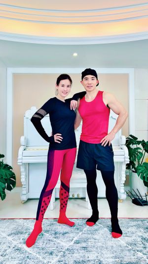 劉畊宏 ▲劉畊宏(右)帶著王婉霏一起健身,身上T恤濕透。(圖/翻攝劉畊宏微博)