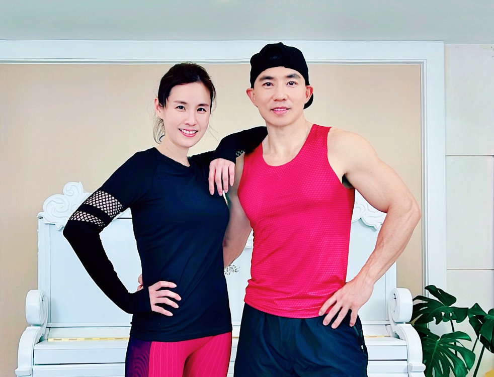 ▲劉畊宏（右）靠著直播跳健身操翻紅，也跟進中國直播帶貨的風潮，據傳一支20秒業配影片能賺進60萬人民幣（約259萬元新台幣）。（圖／翻攝劉畊宏微博）