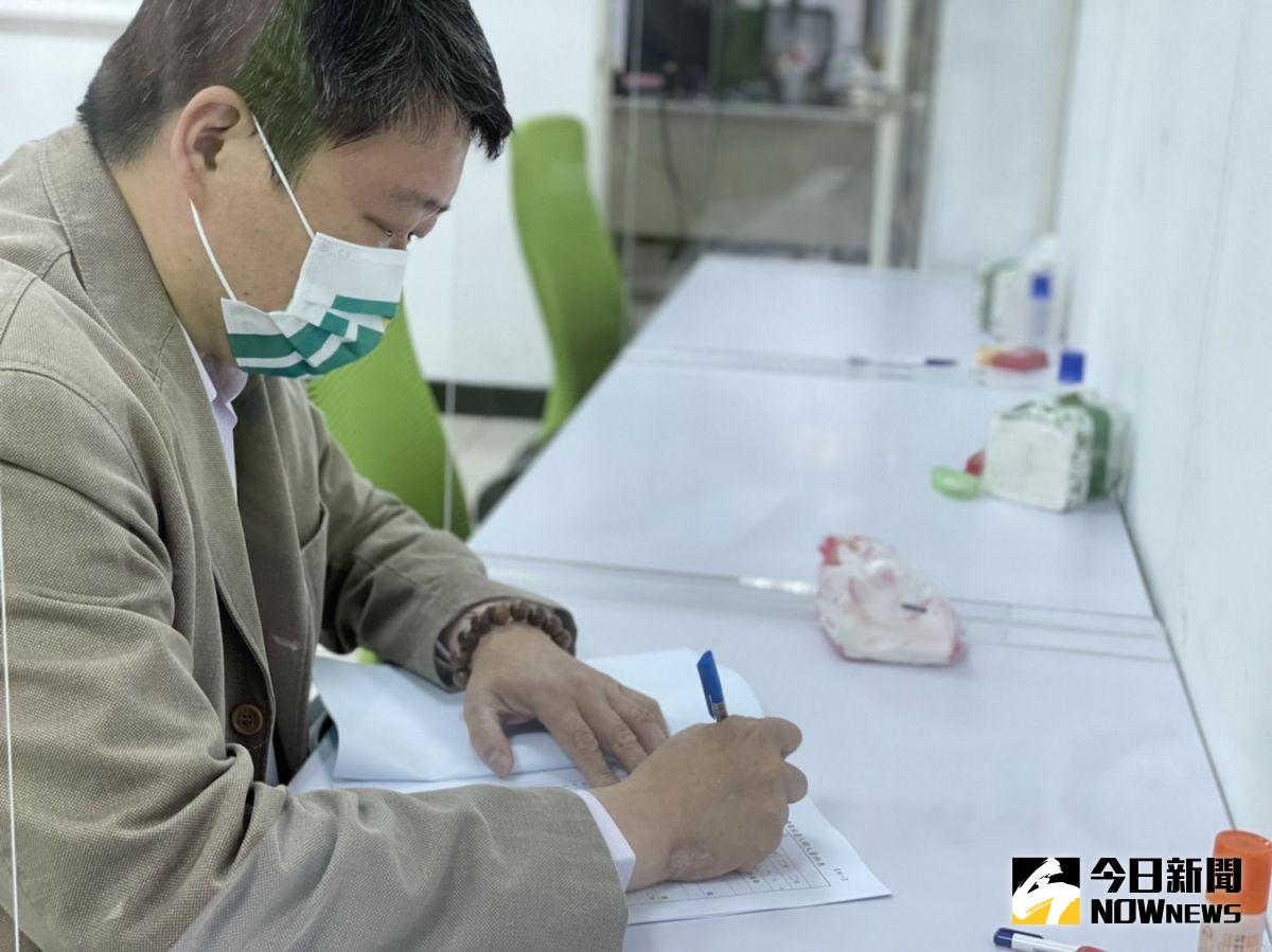 ▲身兼新北市議員的現任主委何博文，今日前往市黨部登記爭取主委的連任。（圖／記者陳志仁攝，2022.04.11）