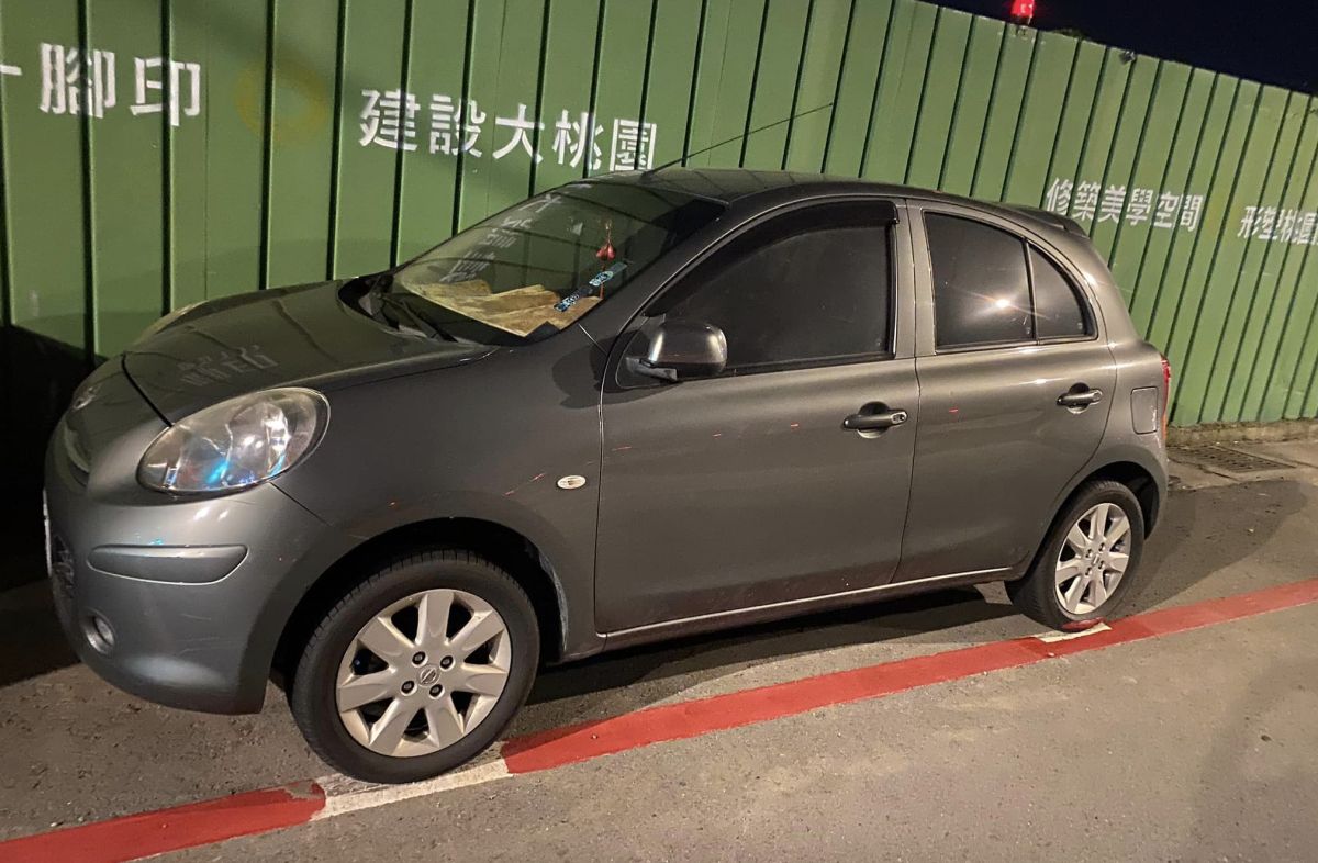 ▲網友把車子停在路邊時，明明看到是白線，要開車時卻發現整條已被漆成紅線。（圖／翻攝自爆怨公社）