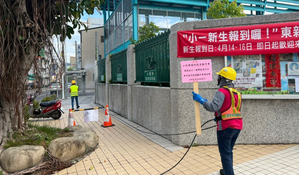 ▲台中市政府在東勢區東新國小進行清消。（圖／台中市政府提供，2022.04.11）