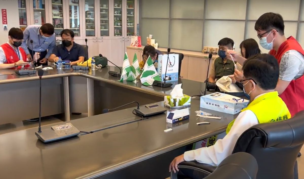 ▲台中市議員施志昌助理確診，上午民進黨團所有議員進行快篩。（圖／記者顏幸如攝，2022.04.11）