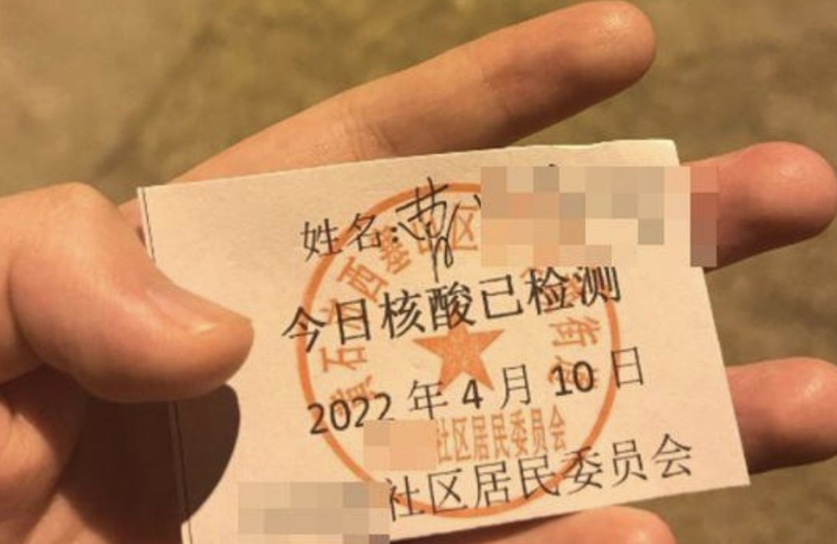 ▲武漢因為疫情升溫，中央要求全市民眾進行核酸檢測，並依照核酸的採集結果通行，引發討論。（圖/翻攝微博）