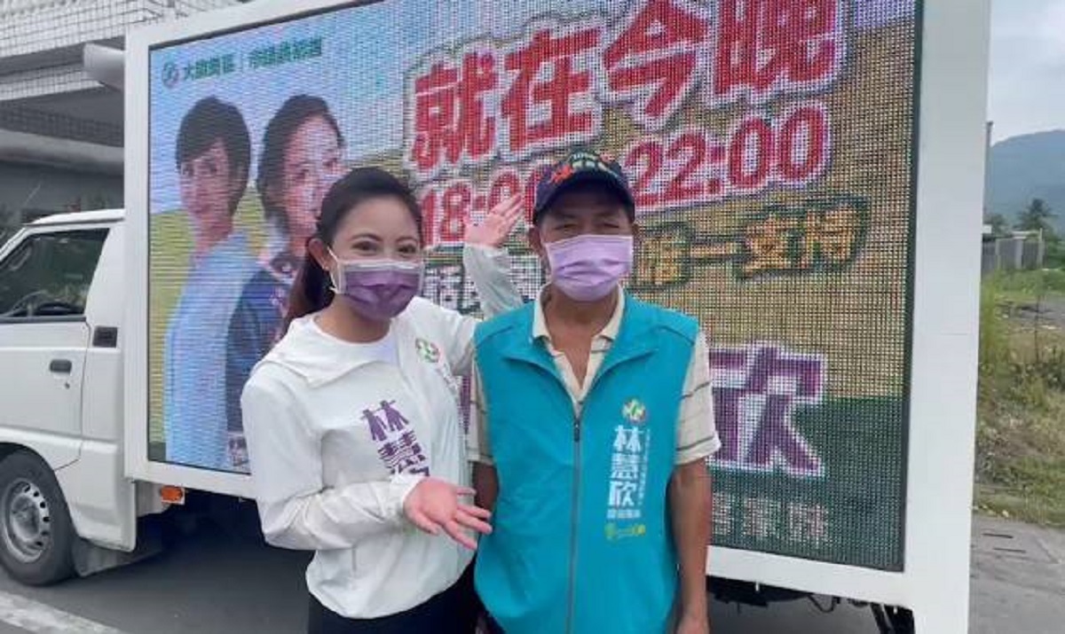 ▲大旗美市議員參選人林慧欣心疼的說，天色微亮，她阿爸就拎著宣傳車鑰匙坐在門口等她，她阿爸，就是一位在美濃客庄樸實的莊稼漢。（圖／邁向過半大聯盟提供）