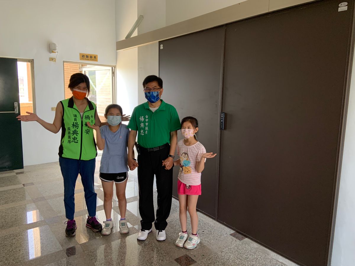 ▲沙鹿兒童運動中心開幕，議員楊典忠認為，原來是一場市長媽媽開幕式的假象，隔天就關門裝修 (圖／楊典忠提供2022.4. 11 )