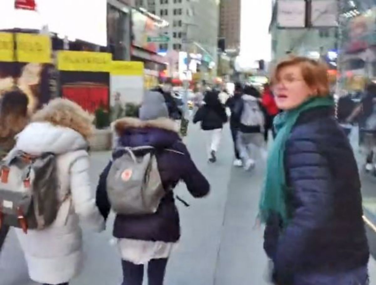 ▲美國紐約時報廣場當地時間10日晚間驚傳爆炸聲響，嚇得民眾四處逃竄。（圖／擷取自推特影片）